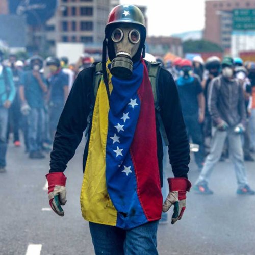 Venezuela: las FFAA respaldan la Constitución y al presidente Maduro mientras Trump dice que “todas las opciones están sobre la mesa”