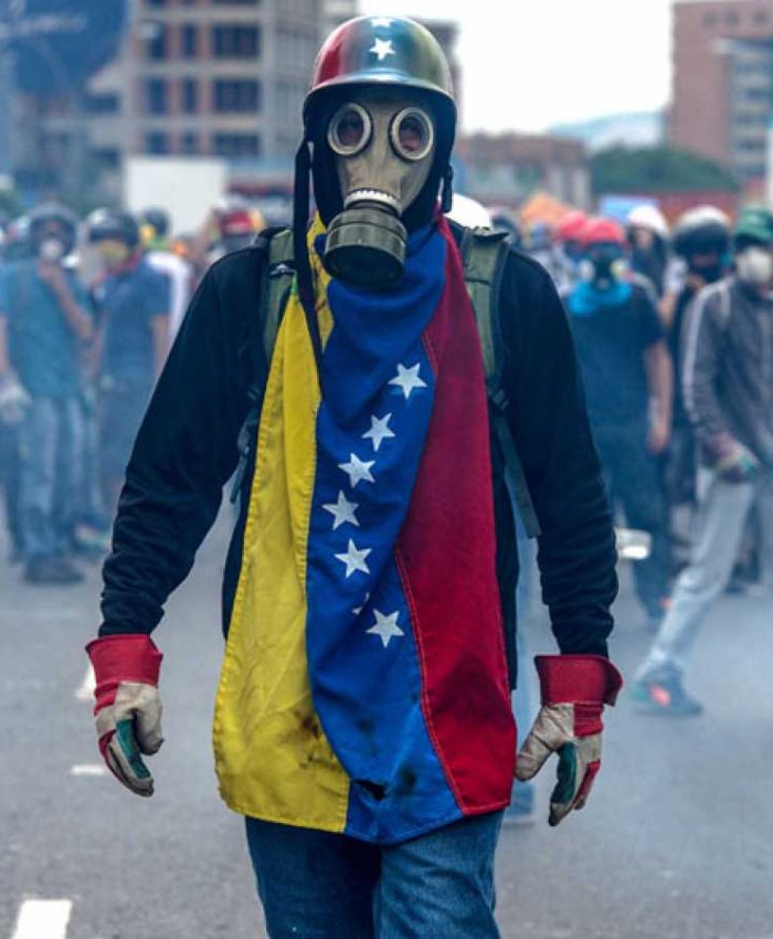 Venezuela: las FFAA respaldan la Constitución y al presidente Maduro mientras Trump dice que “todas las opciones están sobre la mesa”