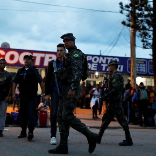Soldados brasileños patrullan, tras controlar el pasaporte de un grupo de venezolanos en el paso fronterizo de Pacaraima, en Roraima en una imagen de hace diez días.