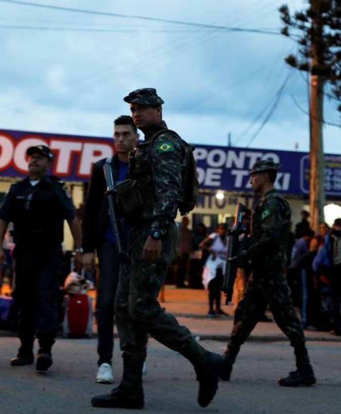 Soldados brasileños patrullan, tras controlar el pasaporte de un grupo de venezolanos en el paso fronterizo de Pacaraima, en Roraima en una imagen de hace diez días.