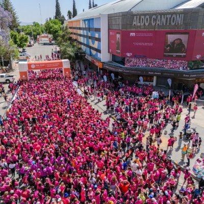 Una marea rosa en la maratón “Juntas contra el cáncer de mama”
