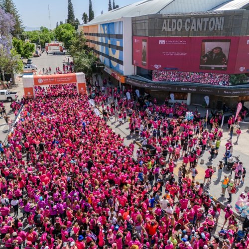 Una marea rosa en la maratón “Juntas contra el cáncer de mama”