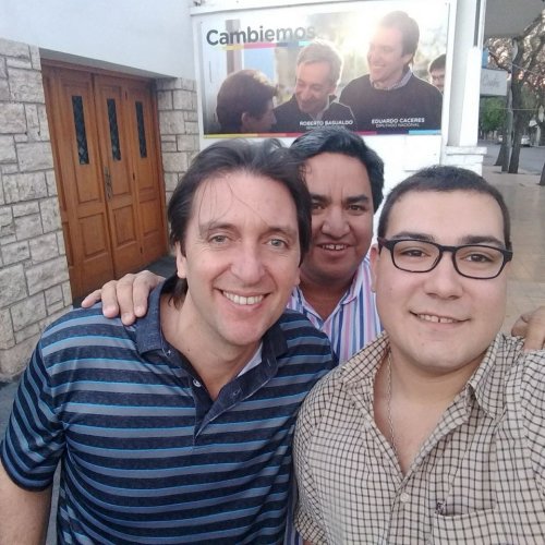 A la derecha, con anteojos y una camisa a cuadros, Matías Ottenshimer.