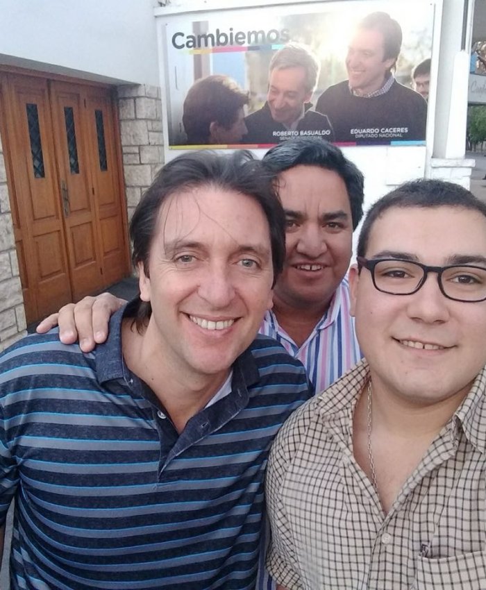 A la derecha, con anteojos y una camisa a cuadros, Matías Ottenshimer.