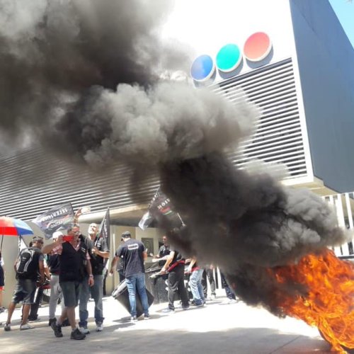La Macrisis llego a los medios: Telefe,   más de 100 despidos, paro masivo y levantaron la programación