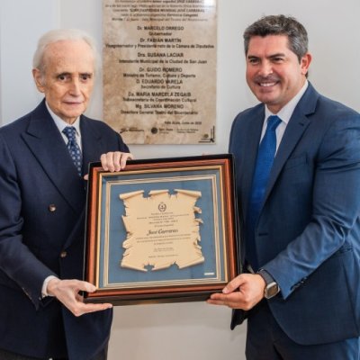 Orrego distinguió al tenor José Carreras como huésped de honor en el Teatro del Bicentenario