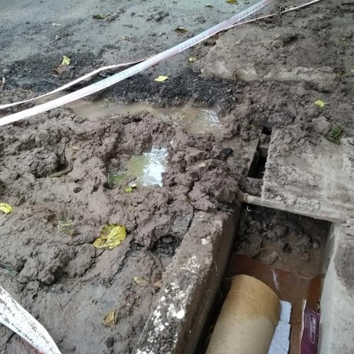 Santa Lucía: vecinos se quejan por caños rotos y calles colapsadas