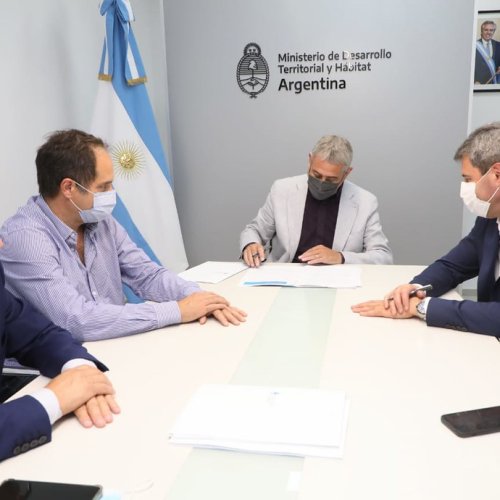 Uñac firmó un convenio con Ferraresi para la construcción de viviendas del Procrear