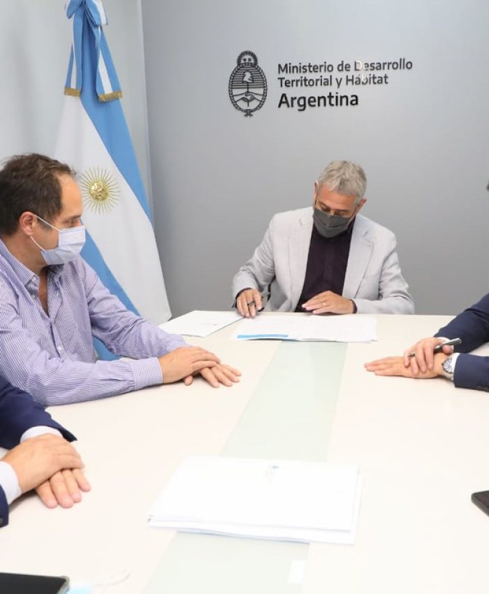 Uñac firmó un convenio con Ferraresi para la construcción de viviendas del Procrear