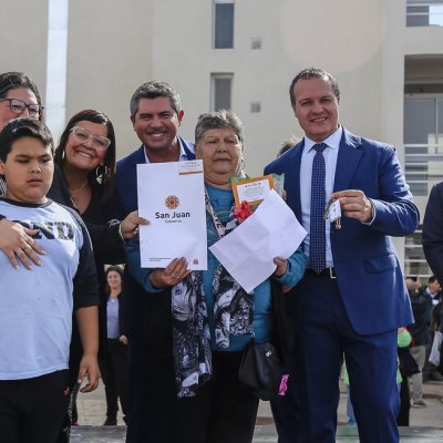 El gobernador Orrego entregó 112 viviendas del nuevo barrio Los Surcos en Chimbas