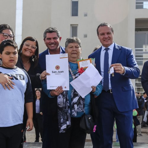 El gobernador Orrego entregó 112 viviendas del nuevo barrio Los Surcos en Chimbas