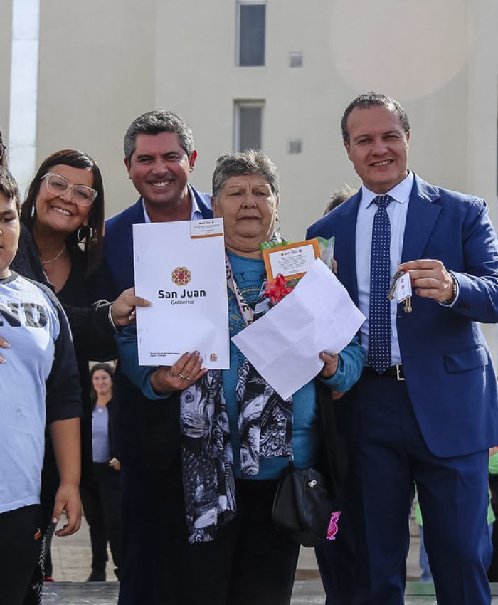 El gobernador Orrego entregó 112 viviendas del nuevo barrio Los Surcos en Chimbas