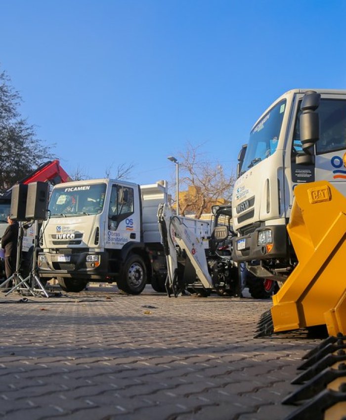 Orrego entregó 10 movilidades y máquinas que permitirán mejorar el servicio de Obras Sanitarias en San Juan