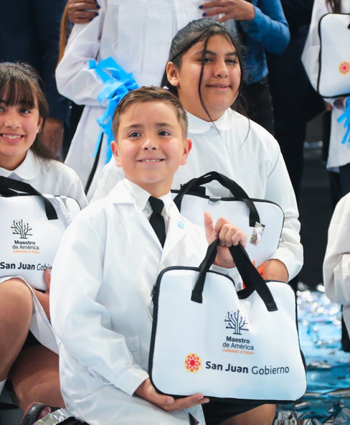 Orrego comenzó la entrega de netbooks para estudiantes de 5.º y 6.º Grado