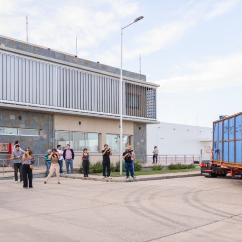 Orrego recibió la pieza clave para la revolución solar: la laminadora gigante ya está en San Juan