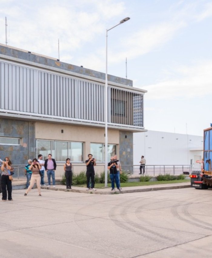 Orrego recibió la pieza clave para la revolución solar: la laminadora gigante ya está en San Juan