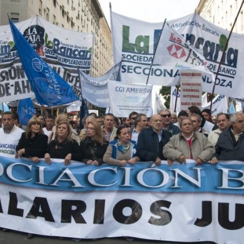 Empleados Bancarios, «preocupados» por la economía, advierten una ola de despidos en el sector