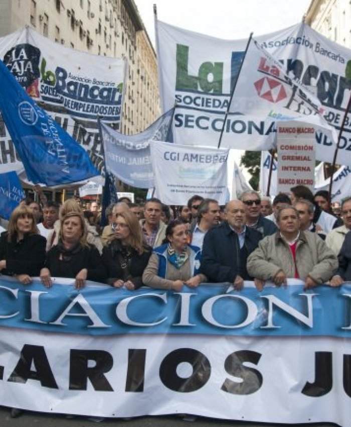 Empleados Bancarios, «preocupados» por la economía, advierten una ola de despidos en el sector