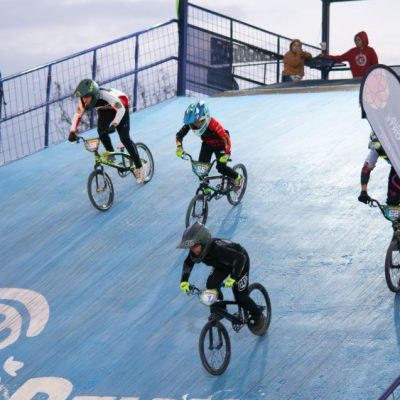 Más de 100 corredores participaron de la Copa Navidad de BMX