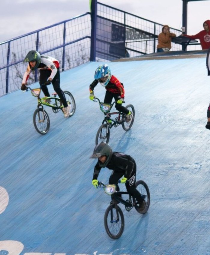 Más de 100 corredores participaron de la Copa Navidad de BMX