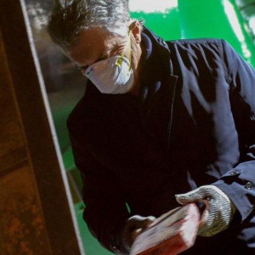 Macri no supo como usar los guantes de trabajo y estallaron las redes sociales