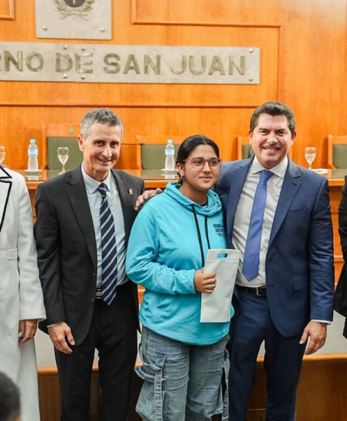 Orrego encabezó una entrega de audífonos y anteojos que transforma la vida cotidiana de las familias