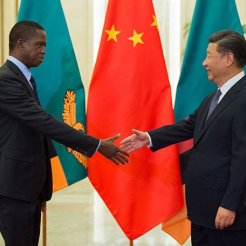Saludo entre los presidentes de Zambia y China, Edgar Lungu y Xi Jinping, Pekín, 1 de septiembre de 2018 / Nicolas Asfouri/Pool / Reuters