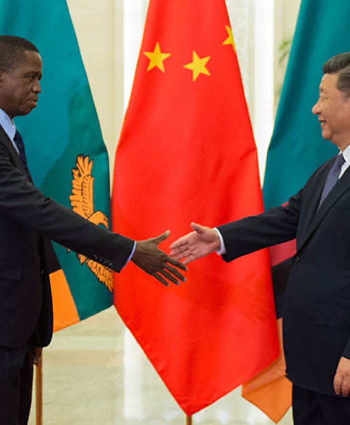 Saludo entre los presidentes de Zambia y China, Edgar Lungu y Xi Jinping, Pekín, 1 de septiembre de 2018 / Nicolas Asfouri/Pool / Reuters