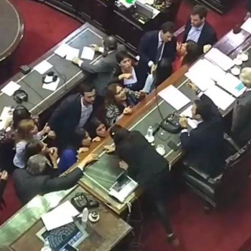 Presupuesto 2019: tensión y represión afuera del Congreso y hasta peleas y gritos en el recinto