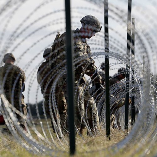 Miembros del Ejército de EE.UU. erigen alambre de púas cerca del puente entre EE.UU. y México, Donna (Texas), el 3 de noviembre de 2018. Eric Gay / AP