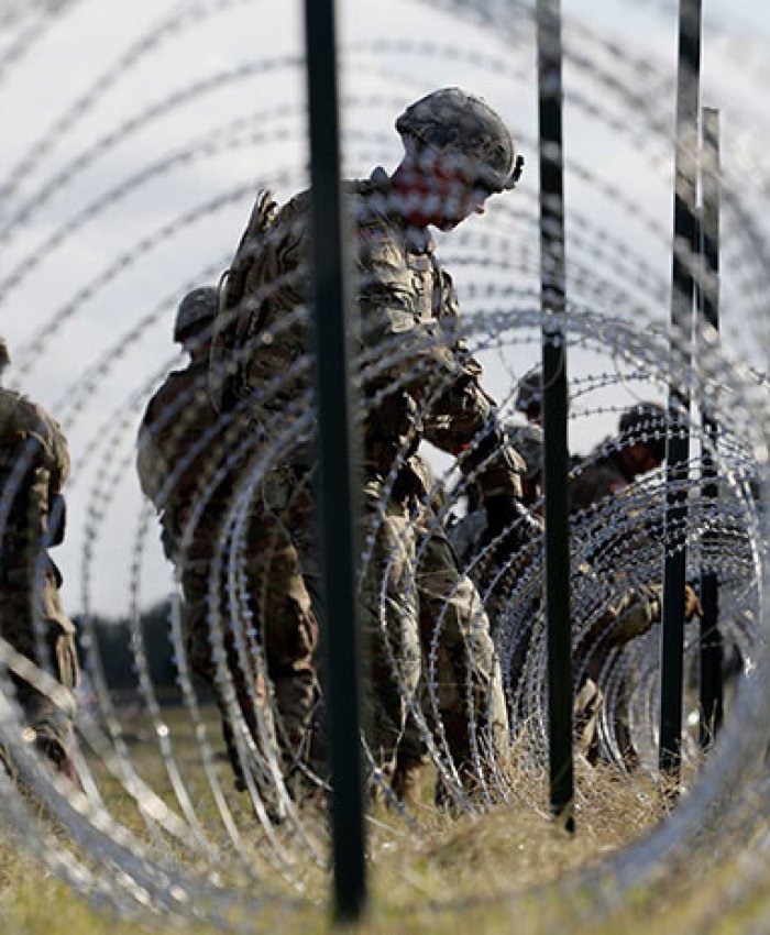 Miembros del Ejército de EE.UU. erigen alambre de púas cerca del puente entre EE.UU. y México, Donna (Texas), el 3 de noviembre de 2018. Eric Gay / AP