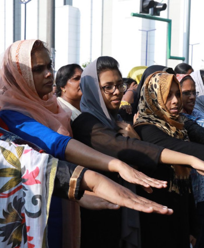 Mujeres indias forman un muro humano por la igualdad de género en Kochi, en el sur de Kerala. AFP / AFP