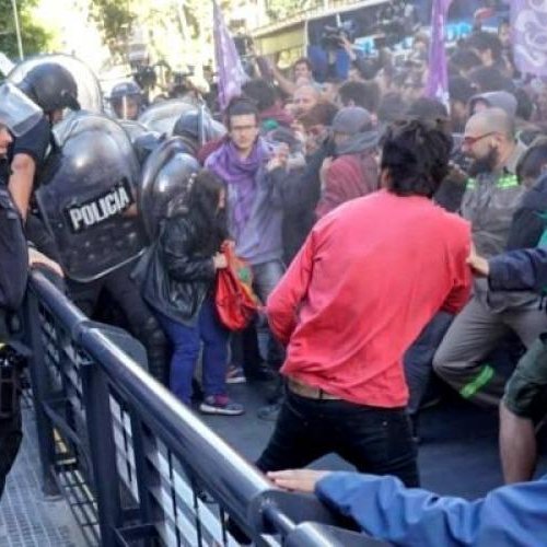 Fuerte represión a los trabajadores de Coca Cola por parte de la Policía de la Ciudad