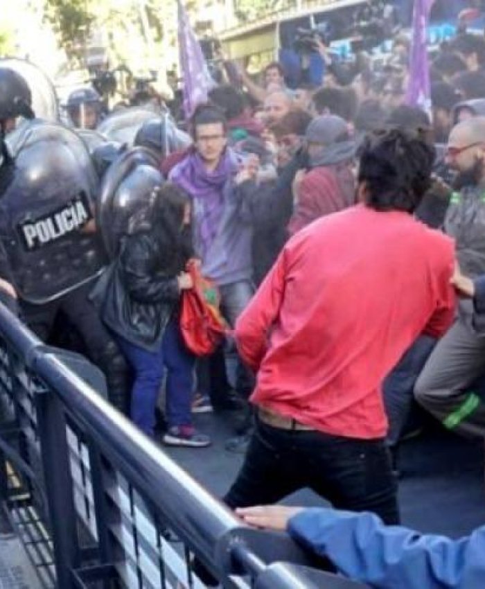 Fuerte represión a los trabajadores de Coca Cola por parte de la Policía de la Ciudad