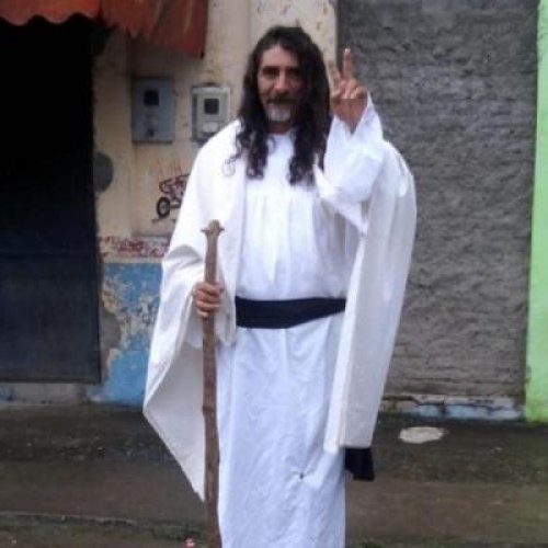 Insólito: un candidato a concejal tucumano hace campaña vestido de Jesús