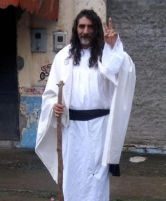 Insólito: un candidato a concejal tucumano hace campaña vestido de Jesús