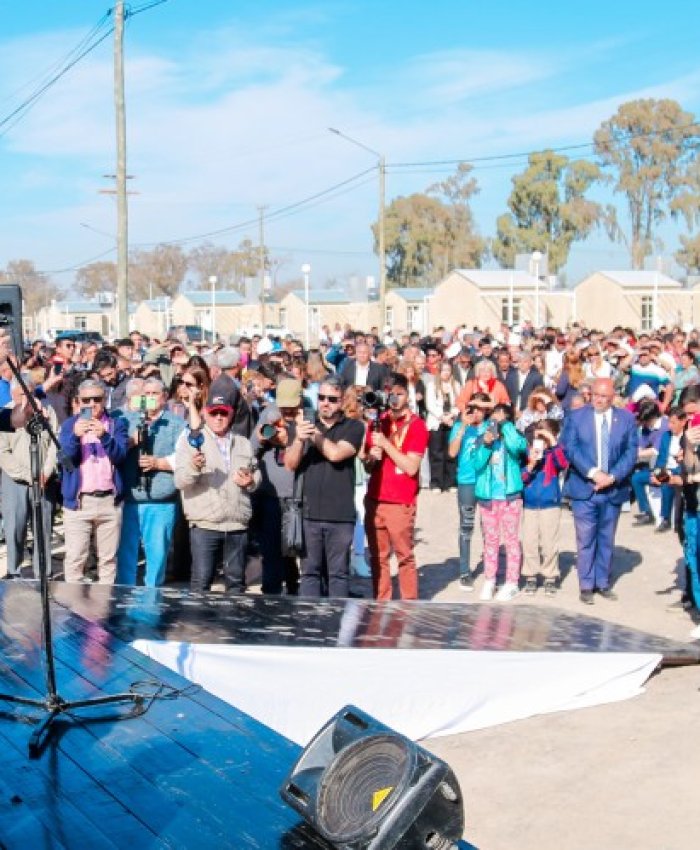 El gobernador Orrego entregó la llave de su nueva casa a 204 familias de Caucete