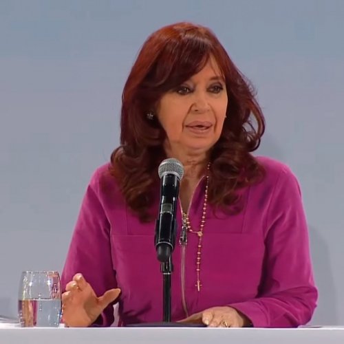 SE CONOCIERON EN LA TAPA DE PÁGINA/12 DEL DOMINGO: la reacción de Cristina Kirchner por las fotos que muestran al fiscal y al juez que la juzgan jugando al fútbol en la quinta de Macri