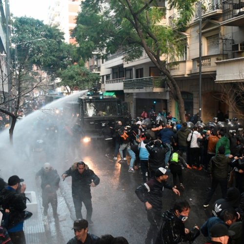La Policía de la Ciudad lanzó chorros de agua a los manifestantes. / Foto Raul Ferrari
