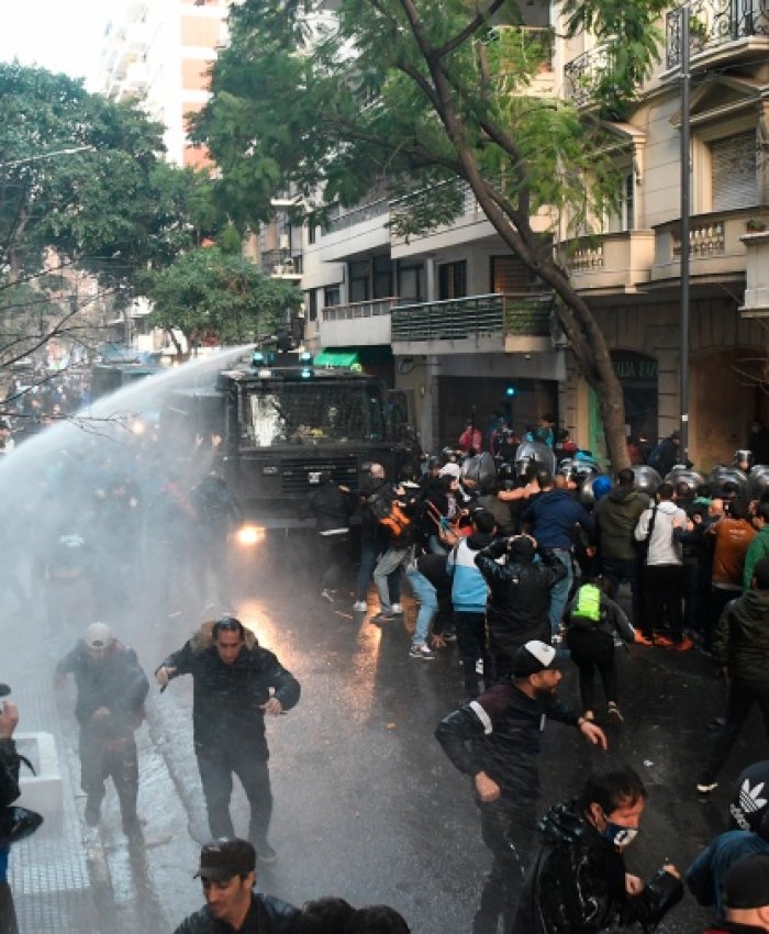 La Policía de la Ciudad lanzó chorros de agua a los manifestantes. / Foto Raul Ferrari