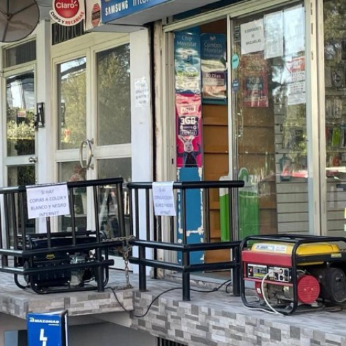 Imagen referencial de un negocio con un generador eléctrico, Quito, 22 de octubre de 2024.- FotoPRIMICIAS. Para hacer uso de este contenido cite la fuente y haga un enlace a la nota original en https://www.primicias.ec/ciencia-tecnologia/generadores-electricos-quito-azufre-monoxido-carbono-cortes-luz-82757/