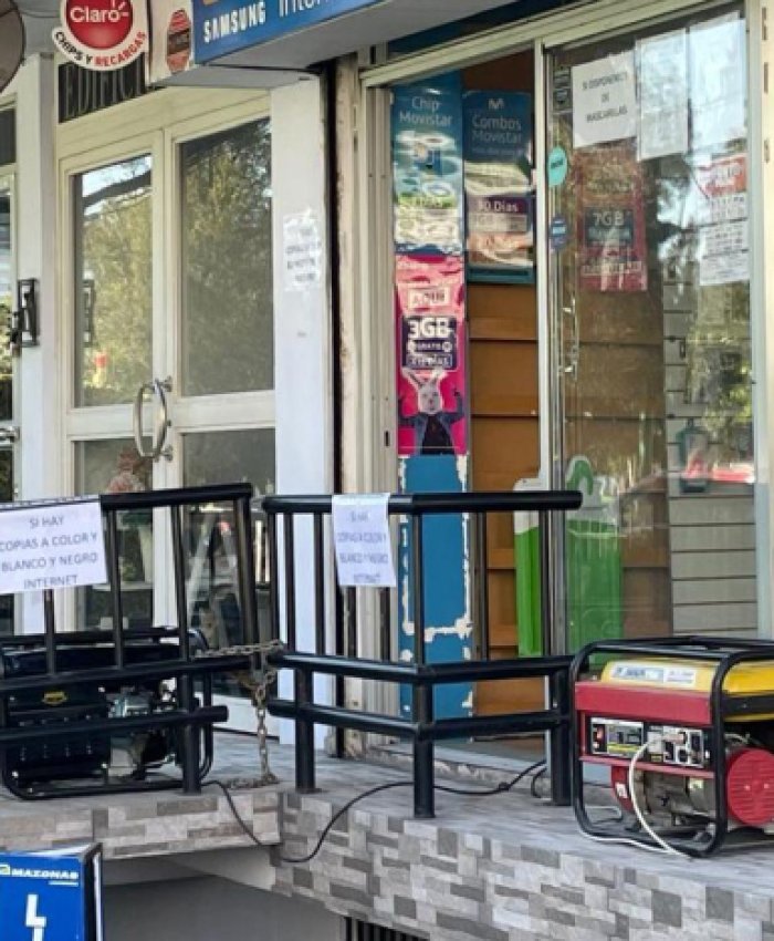 Imagen referencial de un negocio con un generador eléctrico, Quito, 22 de octubre de 2024.- FotoPRIMICIAS. Para hacer uso de este contenido cite la fuente y haga un enlace a la nota original en https://www.primicias.ec/ciencia-tecnologia/generadores-electricos-quito-azufre-monoxido-carbono-cortes-luz-82757/