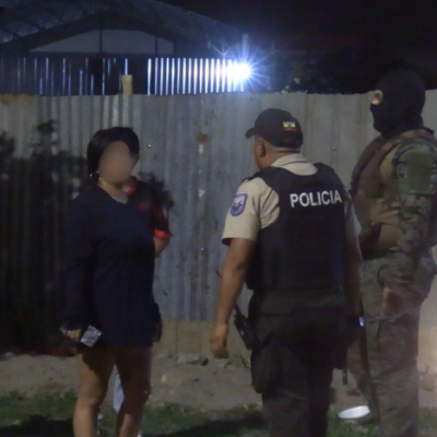 La Policía acude al barrio Santa Ana, de Manta, la noche del 9 de enero de 2025 por una masacre.- FotoPRIMICIAS Para hacer uso de este contenido cite la fuente y haga un enlace a la nota original en https://www.primicias.ec/seguridad/ecuador-asesinatos-violencia-policia-guayaquil-duran-enero2025-88397/