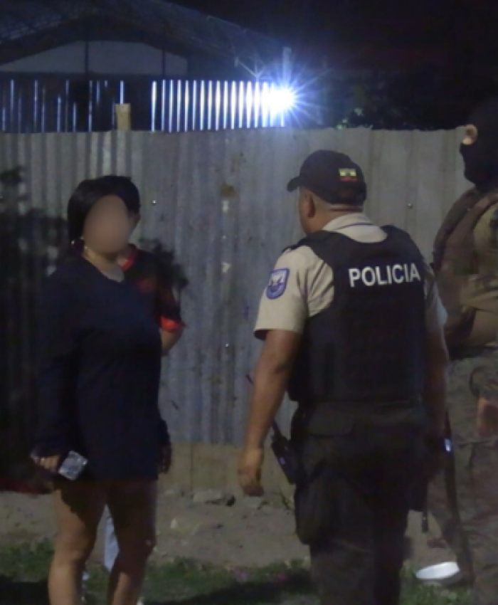 La Policía acude al barrio Santa Ana, de Manta, la noche del 9 de enero de 2025 por una masacre.- FotoPRIMICIAS Para hacer uso de este contenido cite la fuente y haga un enlace a la nota original en https://www.primicias.ec/seguridad/ecuador-asesinatos-violencia-policia-guayaquil-duran-enero2025-88397/