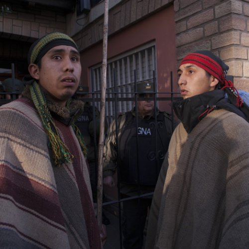 Télam.28/06/2017Bariloche:. Momentos de tension entre las comunidades mapuches apostadas en el Juzgado Federal de Bariloche, por el arresto del Lonko Facundo Huala.foto Alejandra BArtoliche/T{elam