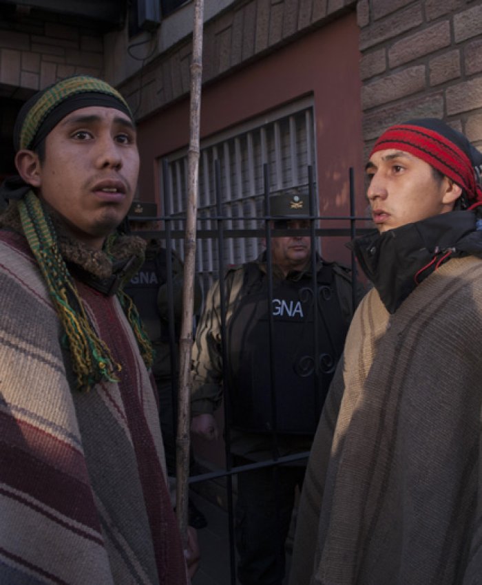 Télam.28/06/2017Bariloche:. Momentos de tension entre las comunidades mapuches apostadas en el Juzgado Federal de Bariloche, por el arresto del Lonko Facundo Huala.foto Alejandra BArtoliche/T{elam