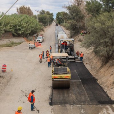 Avanza el asfalto en la calle Eugenio Flores y los vecinos de Jáchal empiezan a ver el cambio