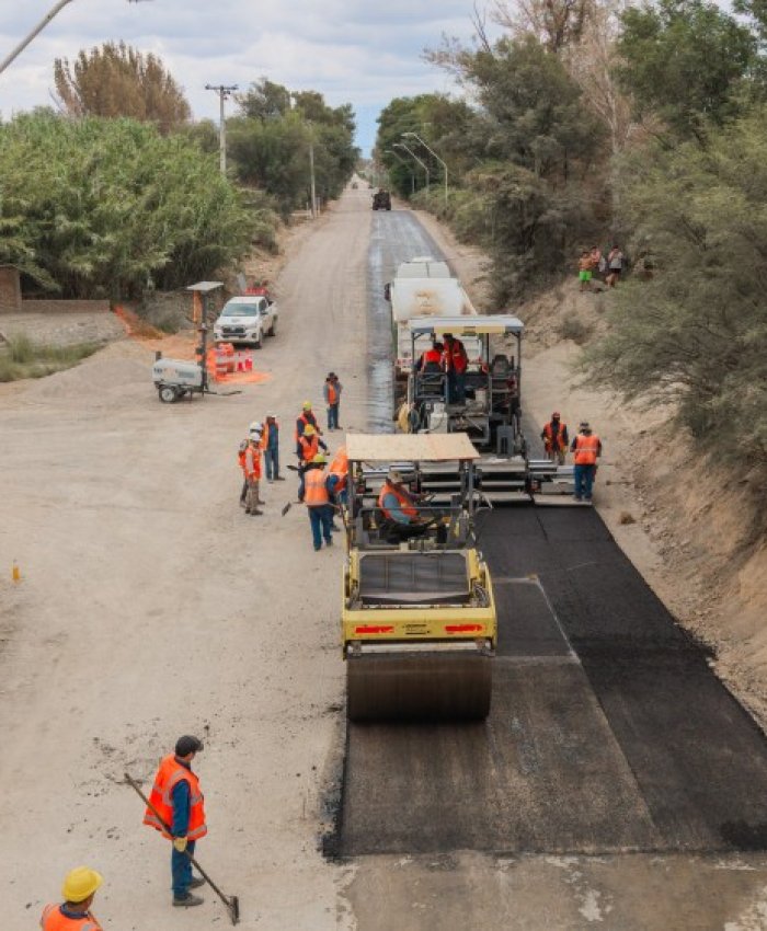 Avanza el asfalto en la calle Eugenio Flores y los vecinos de Jáchal empiezan a ver el cambio