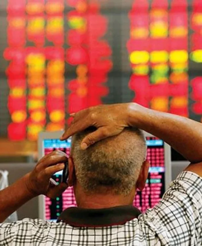 El Riesgo País se dispara encima de 900 puntos y la caída de activos argentinos se profundiza