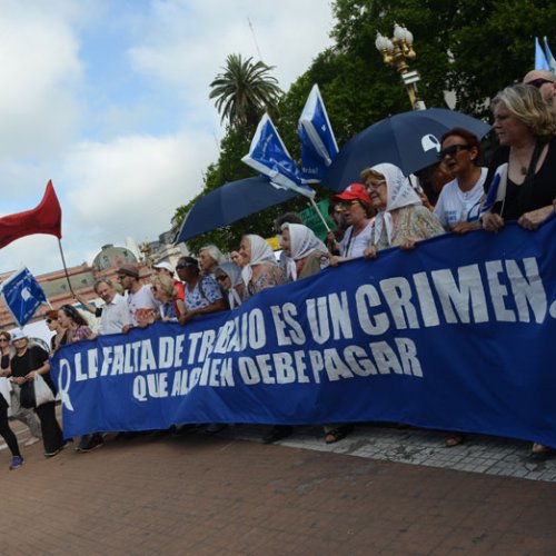 Multitudinaria marcha de la resistencia contra el Gobierno